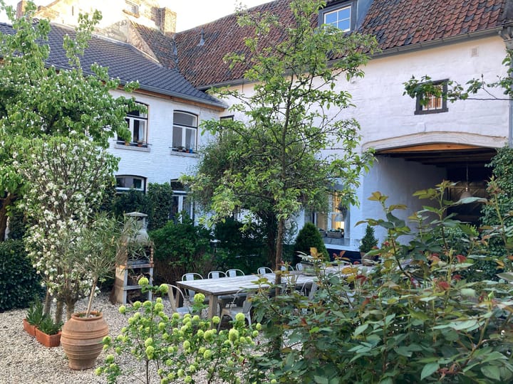 De binnenplaats van De Cour