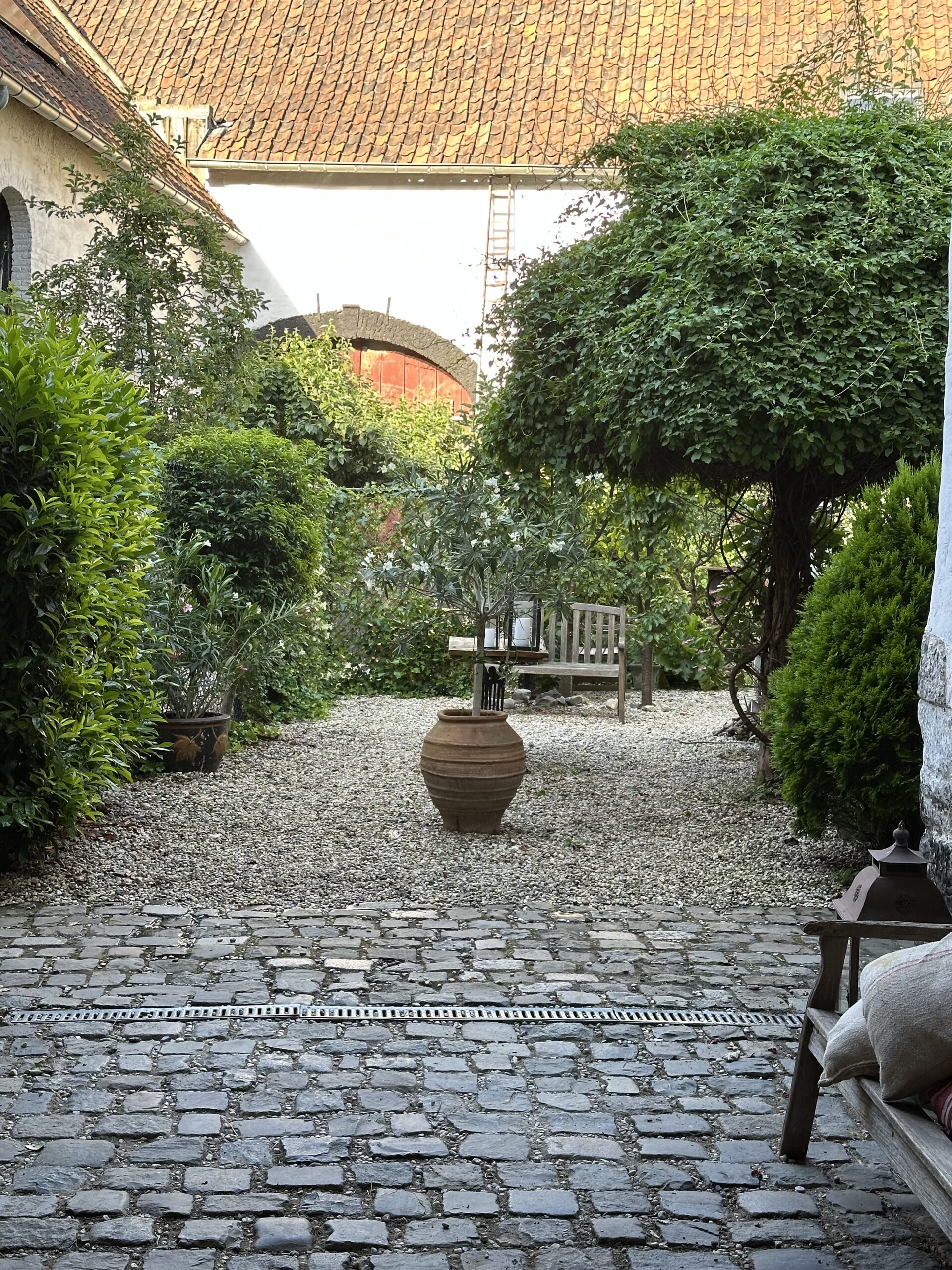 De binnenplaats van De Cour, in avondlicht